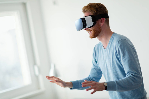 Man wearing virtual reality headset - Φωτογραφία, εικόνα