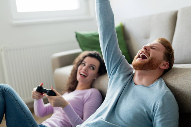 couple playing video games - Foto, Bild