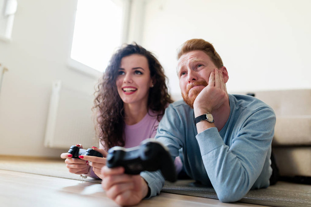 couple playing video games - Фото, изображение