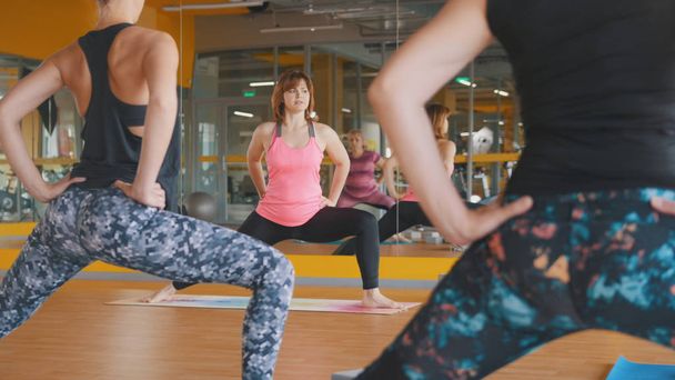 Mujeres muestra ejercicios de yoga para mujeres en club de fitness
 - Foto, Imagen