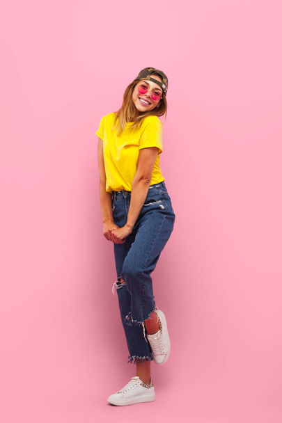 Charmantes Hipster-Mädchen posiert auf rosa - Foto, Bild