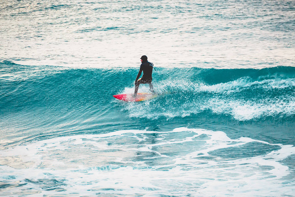 Surfeur chevauchant sur une vague océanique parfaite
  - Photo, image