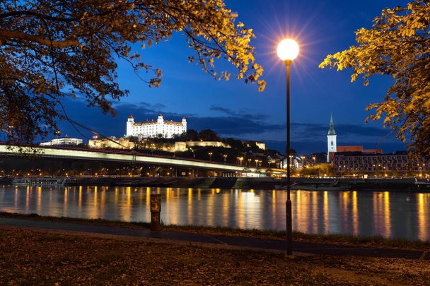 Vue de nuit sur Bratislava et le Danube un jour d'automne
 - Photo, image