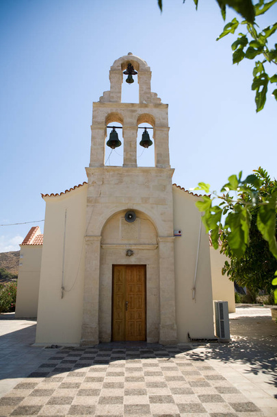 Santorin, Grèce - Eglise avec dôme bleu sur fond bleu ciel
 - Photo, image