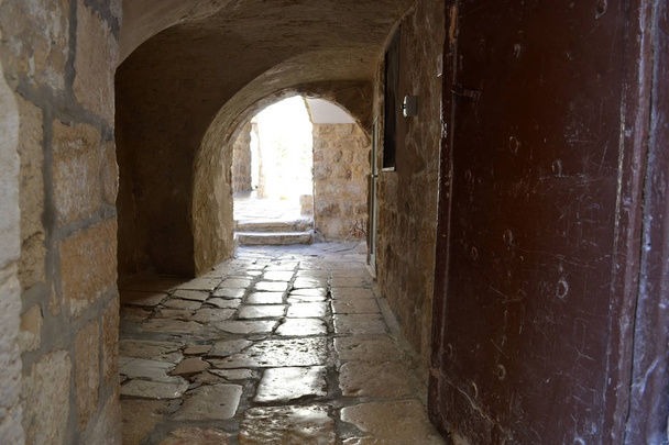 bir eski Kudüs şehri, antik bir avluda kemer giriş - Fotoğraf, Görsel