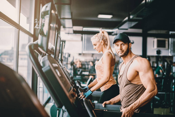 Couple doing treadmill run - Fotografie, Obrázek