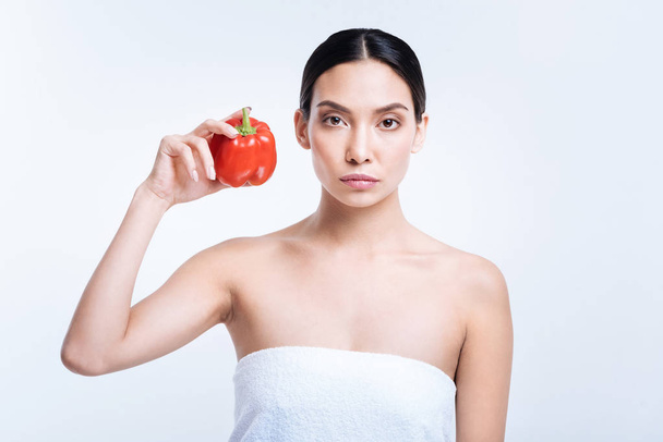 Pretty woman posing with red bell pepper - Foto, Bild