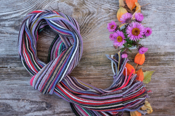 барвистий в'язаний шарф на дерев'яній дошці
 - Фото, зображення