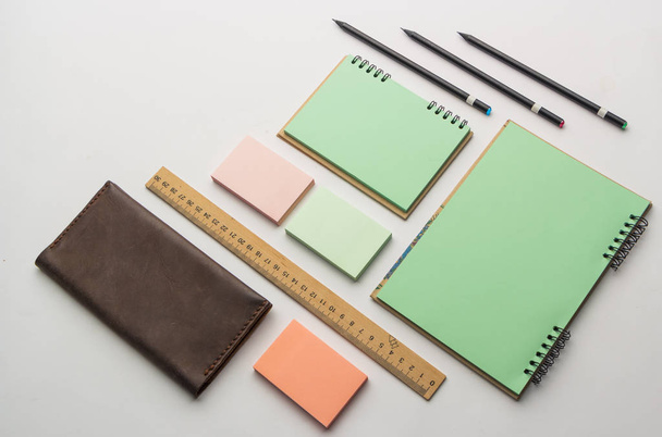 Moderne monsters van briefpapier, notebooks, stickers en potloden. - Foto, afbeelding