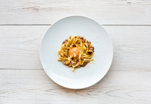 Traditionele Italiaanse pasta carbonara met spek en ei - Foto, afbeelding