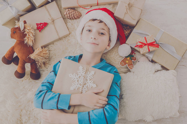 Ευτυχισμένο παιδί με Χριστούγεννα παρόν κουτιά και δώρα, κάτοψη - Φωτογραφία, εικόνα