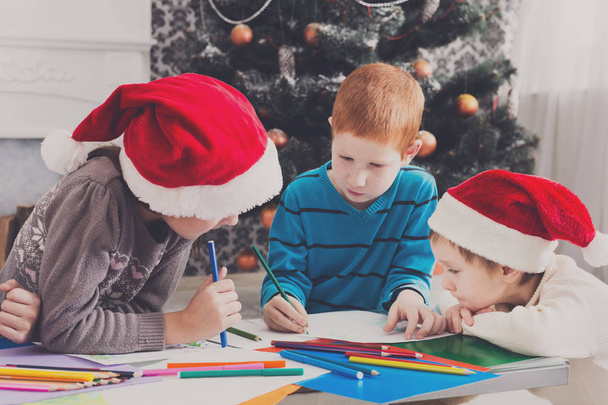 Levél írása a télapó, karácsony várni a gyermekek - Fotó, kép