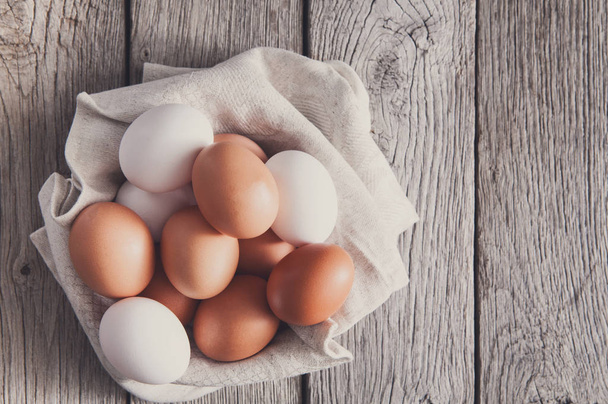 Rustik ahşap, organik tarım kavramı üzerinde taze tavuk kahverengi yumurta - Fotoğraf, Görsel
