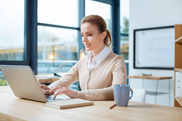 Concentrated businesswoman working with a laptop - Zdjęcie, obraz
