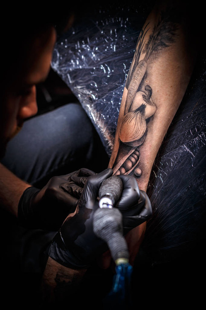 Creating a tattoo - Foto, afbeelding