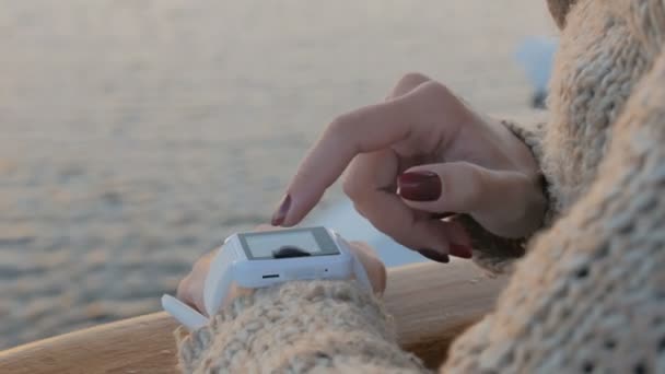 femme utilisant la montre intelligente portable
 - Séquence, vidéo