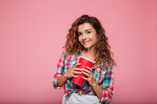 Smiling lady in 3d glasses drinking cola isolated over pink - Foto, Imagen