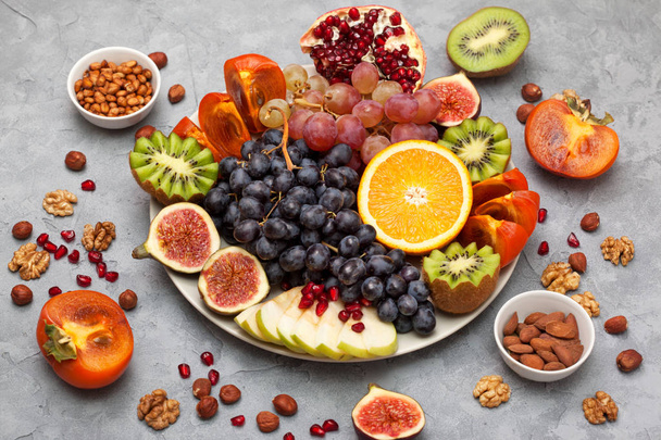  platter with fresh fruits and nuts - Foto, afbeelding