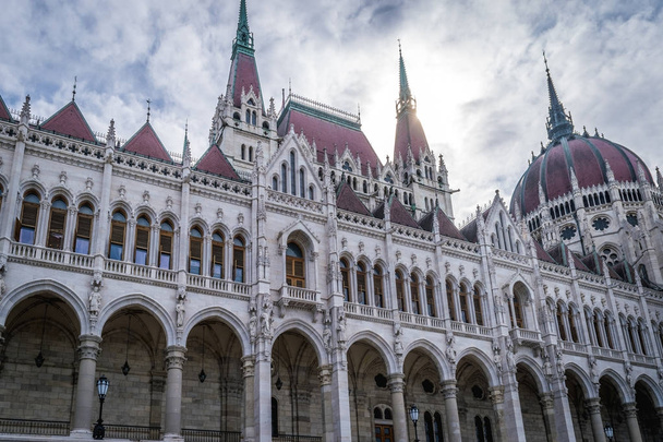 Bâtiment du Parlement hongrois au lever du soleil à Budapest, Hongrie
 - Photo, image