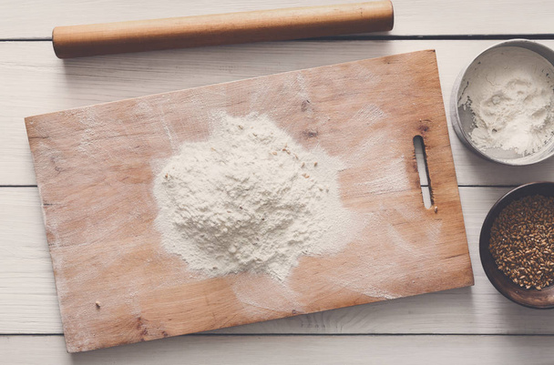 Pieczenia koncepcja. Mąki i wałkiem na biały drewno - Zdjęcie, obraz