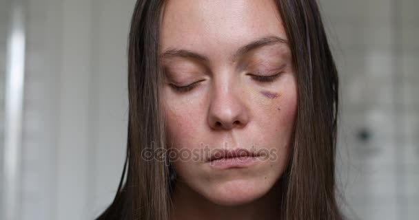 Mulher com olho preto close-up retrato
 - Filmagem, Vídeo