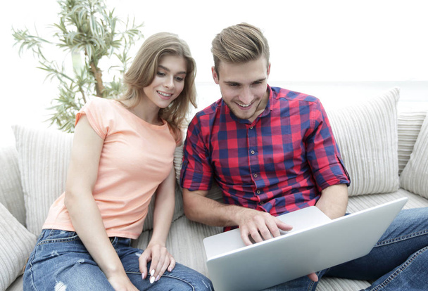 Щаслива сучасна пара, що серфінгує мережею і працює на ноутбуці вдома
 - Фото, зображення