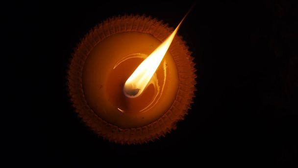 καίγοντας κερί επίπεδη τη νύχτα που απομονώνονται σε σκούρο φόντο - Φωτογραφία, εικόνα