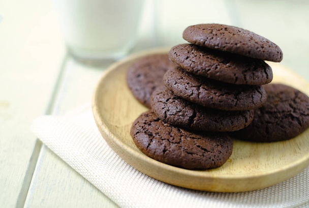 cookies de chocolate no prato de madeira - Foto, Imagem