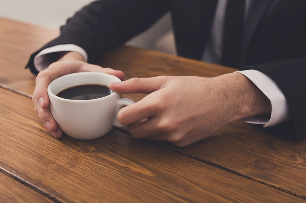 Geschäftsmann hält Tasse Kaffee, aus nächster Nähe - Foto, Bild