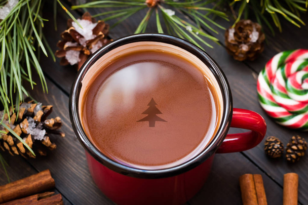 Різдвяна ялинка в чашці какао. Вид зверху
 - Фото, зображення