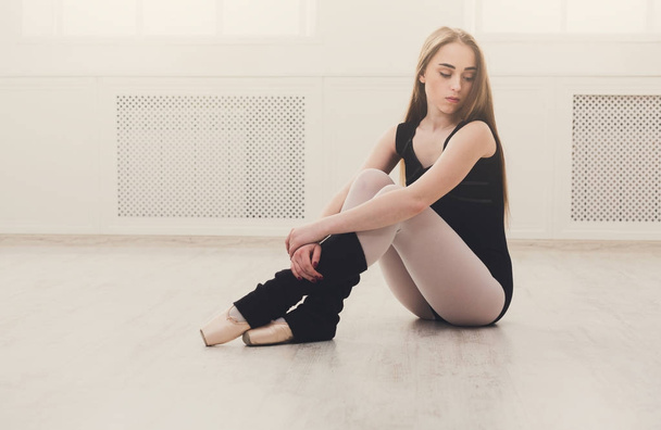 Bailarina de ballet clásica estirándose en clase de entrenamiento blanco
 - Foto, imagen
