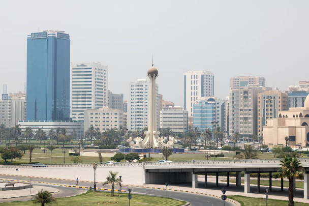 Mezquita Kind Faisal en el centro de Sharjah
 - Foto, imagen