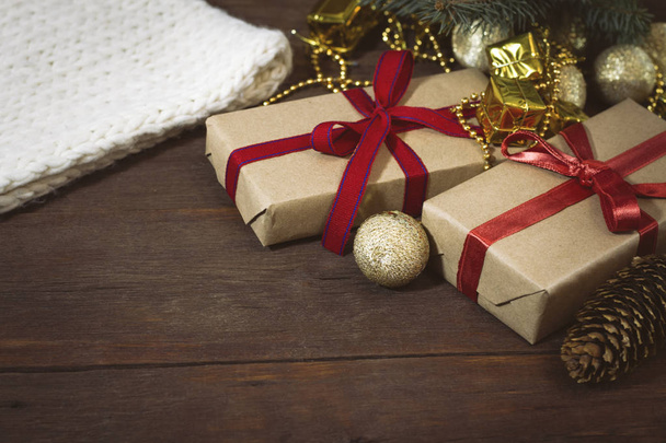 Lunchpakket geschenken, witte gebreide sjaal, dennenappel, gouden decoratieve  - Foto, afbeelding