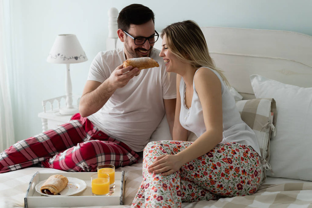 couple having breakfast together in bed - Foto, Imagen