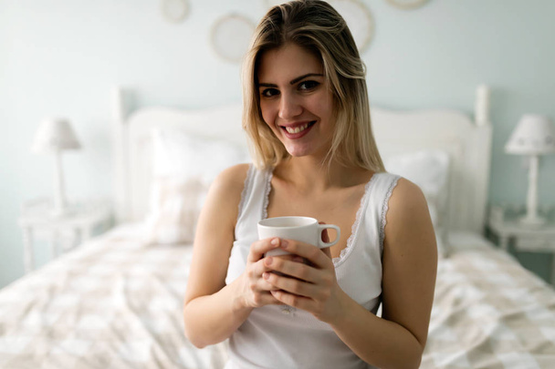 Young beautiful woman  drinking coffee - Foto, imagen