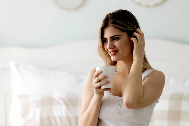 Young beautiful woman  drinking coffee - Foto, Imagen