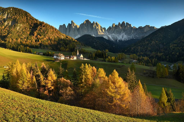 Iglesia de Santa Magdalena frente a los picos de montaña Geisler u Odle Dolomites. Valle del Funes en Italia. Temporada de otoño
.  - Foto, Imagen