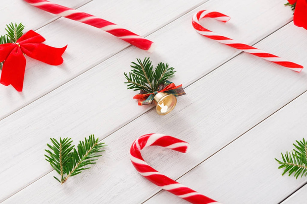 Fondo navideño con caramelos y bolitas en madera
 - Foto, imagen