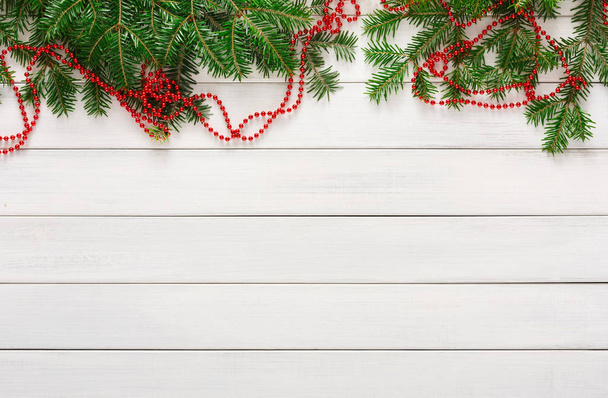Boże Narodzenie tło z cukierki i fir tree granicy na drewno - Zdjęcie, obraz