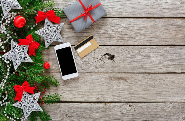 Scatola regalo su sfondo legno con telefono e carta di credito
 - Foto, immagini