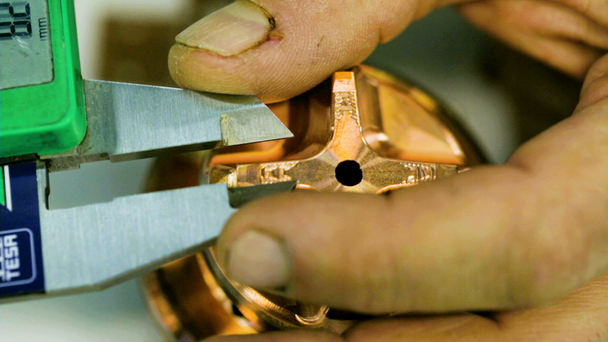 Hassas metal parçalar bir mikrometre kullanarak ölçüm - Video, Çekim