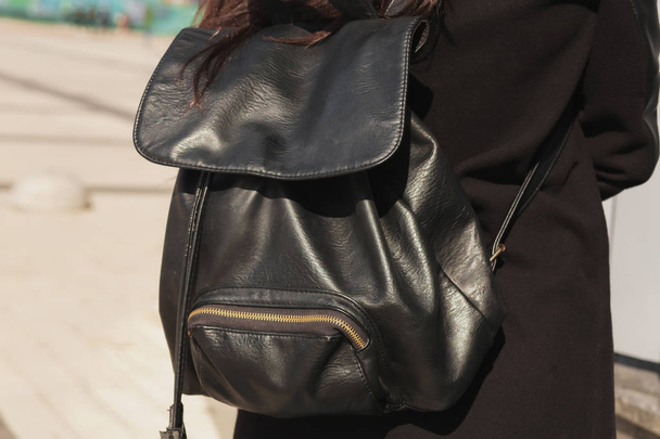 Femme habillée élégante touristique posant witn un backpa en cuir noir
 - Photo, image