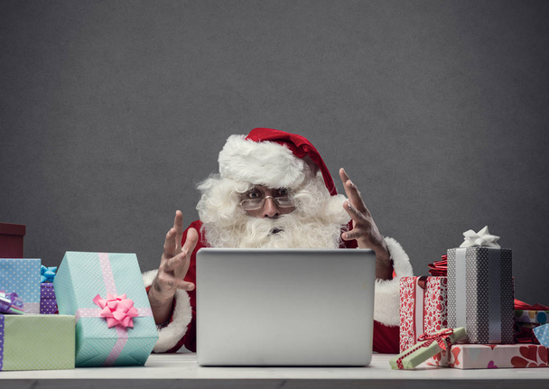 Angry Santa Claus yelling at laptop - Fotoğraf, Görsel