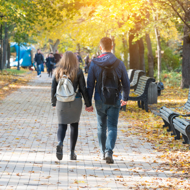 couple marche dans le parc de la ville d'automne
 - Photo, image