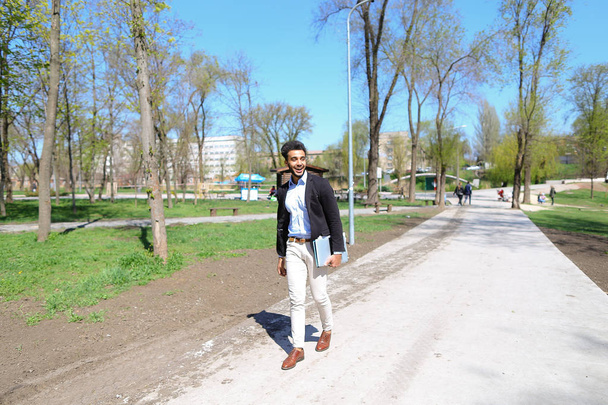 Arabian kävely puistossa ja hymyillen hidastettuna
 - Valokuva, kuva