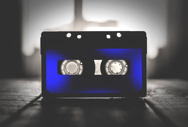 cassette musicale noire et bleue, sur une table en bois
 - Photo, image