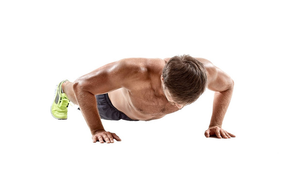 Push up kunto mies tekee push-up kehon paino liikunta kuntosalilla kerroksessa. Urheilija treenaa rintalihaksia voimaharjoittelua sisätiloissa
 - Valokuva, kuva