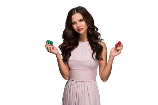 Renkli poker fişleri tutan bir şık yavaşça pembe elbiseli seksi kadın. Kazanan kadın - Fotoğraf, Görsel