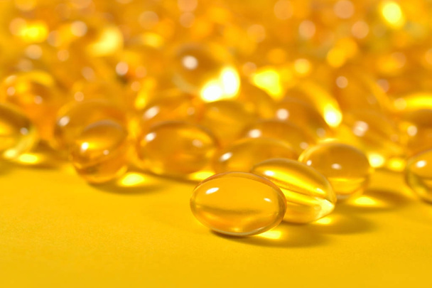 Omega-3 cápsulas de óleo de gordura de peixe perto em um fundo amarelo
. - Foto, Imagem