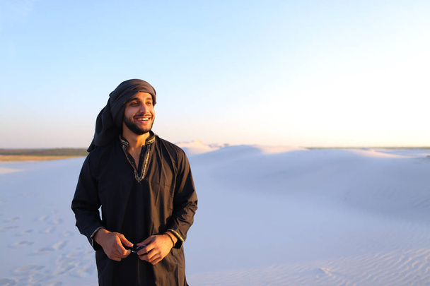 Χαρούμενος συναδέλφους αραβική, βόλτες μέσα από την έρημο, χαμόγελα και απολαμβάνει li - Φωτογραφία, εικόνα